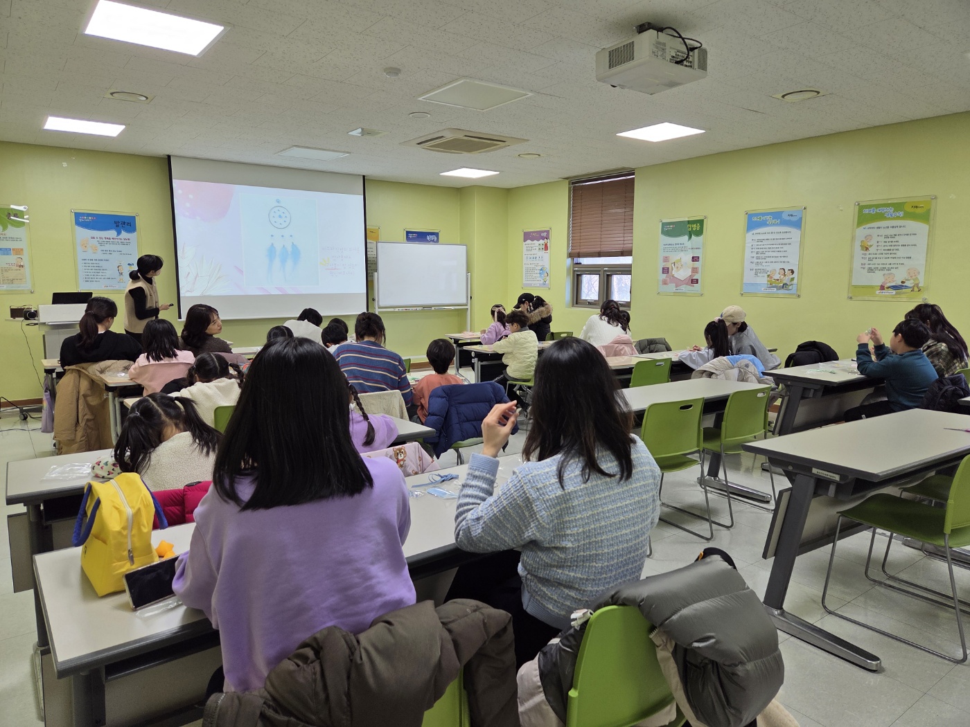 연수구 송도건강생활지원센터는 꿈꾸는 가족 공예교실 수업을 성공적으로 시작했다